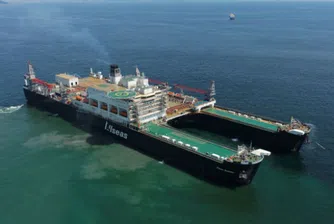 Един от най-големите кораби в света пристигна в Ротердам