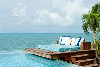 Легла за басейн