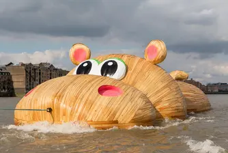 Гигантски хипопотам плува във водите на Темза (снимки)