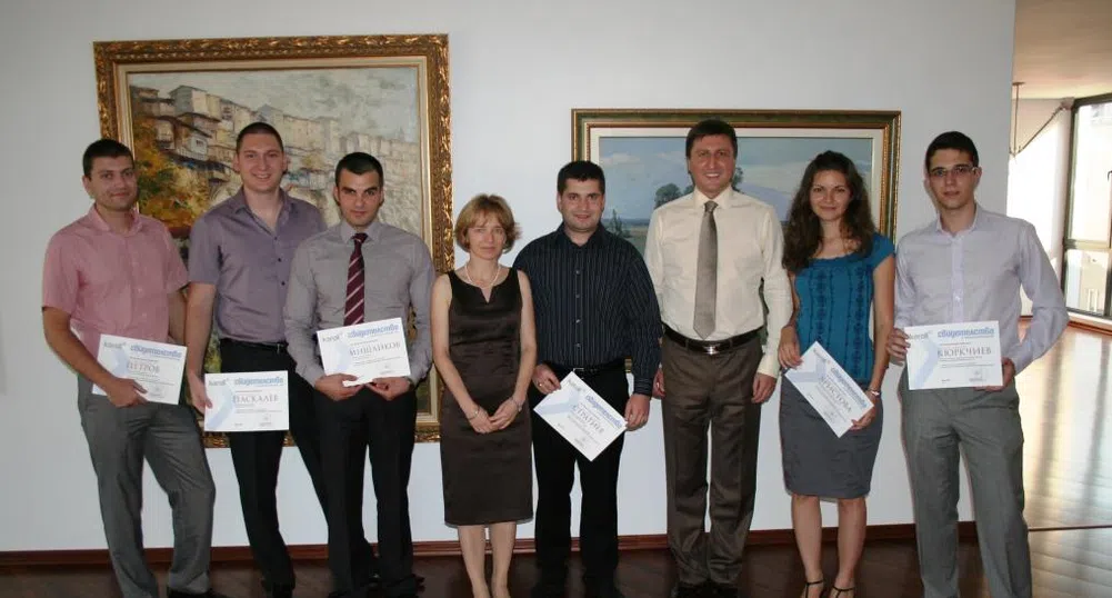 Карол вече има първите си шестима стажанти