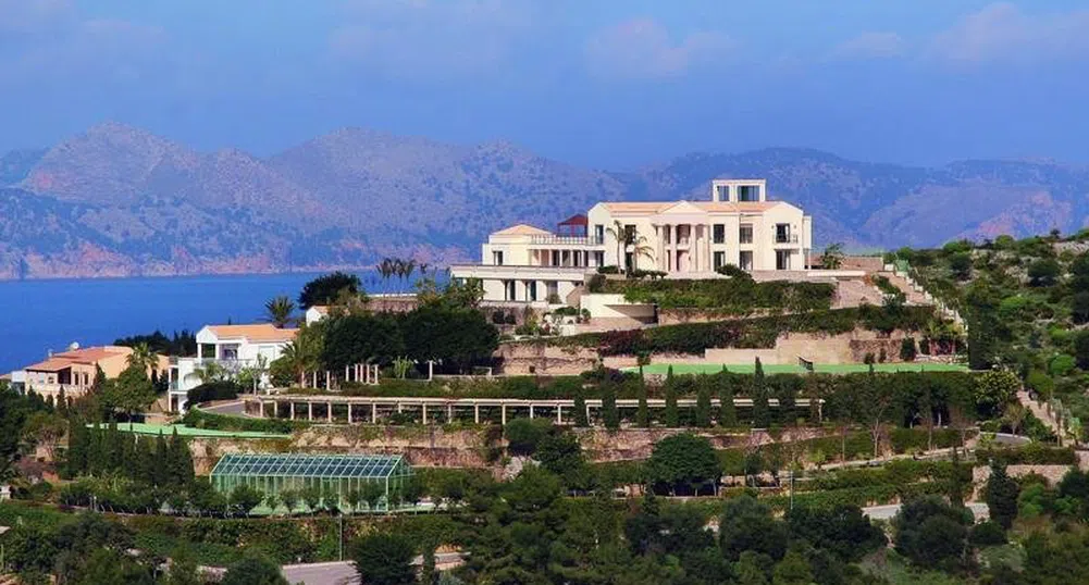 Къща в Майорка се продава заедно с хеликоптер