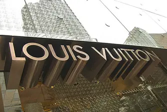 Шефът на Louis Vuitton: Държавите фалират, хората ще харчат