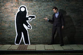 Радиожурналист обран, докато предава репортаж на живо