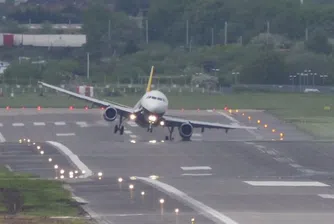 Вижте как каца самолет при силен вятър (видео)