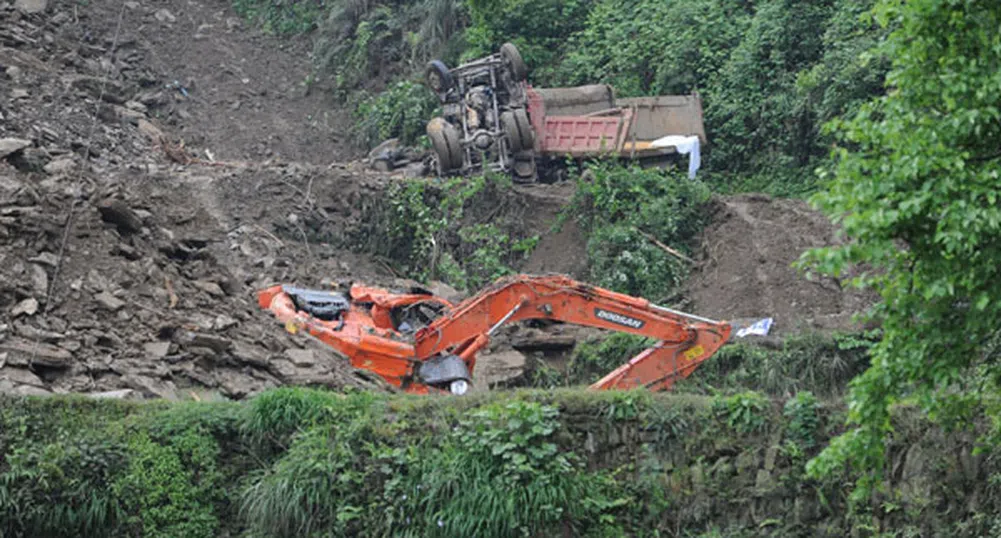 Десетки жертви взеха свлачищата в Индонезия