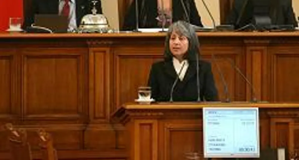 Цецка Цачева се мести в апартамента на Антония Първанова