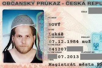 Чех се снима за лични документи с гевгир на главата