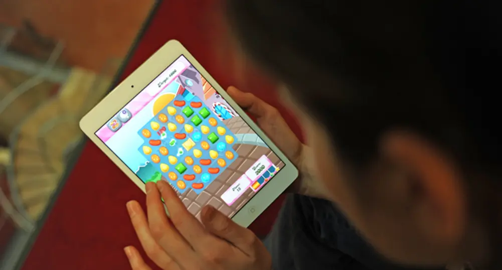 Британски депутат играе Candy Crush по време на заседание