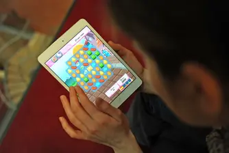 Британски депутат играе Candy Crush по време на заседание