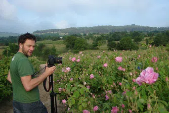 Защо петима млади артисти отидоха да берат рози?