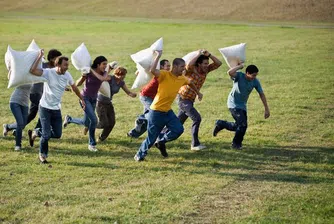 В Париж и Брюксел се биха с възглавници