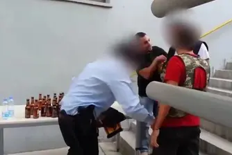 Мъж се опита да внесе 24 бири на стадиона в дрехите си (видео)
