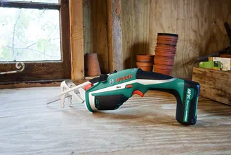 Градински трион за работа с една ръка представи Бош