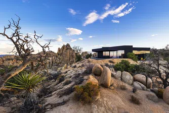 Зашеметяваща черна къща насред пустинята