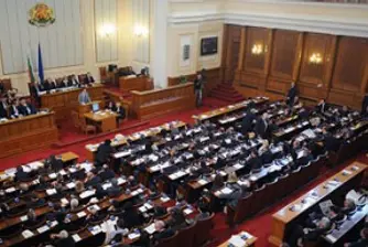 Кабинетът отново оцеля