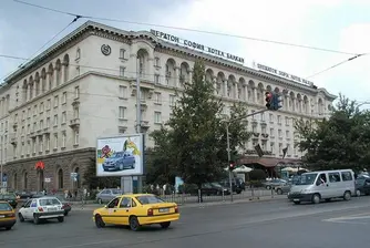 Падна част от покрива на Шератон, няма ранени