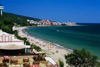 Все още издирват затрупаните под хотел Вероника