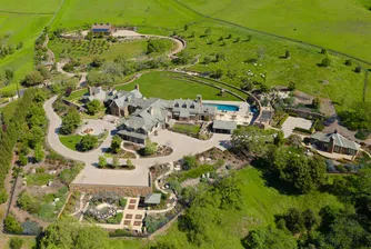 Милиардер продава имение със спа за кучета