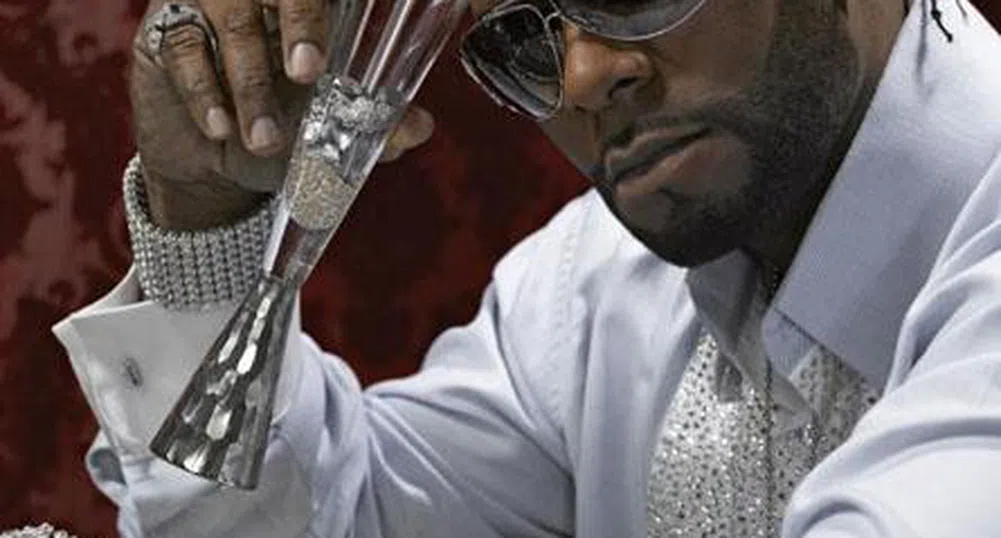 Ар Кели не плаща ипотеката на имението си