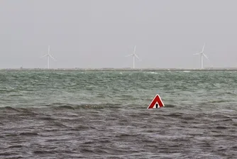 Най-опасният път в света изчезва под вода за секунди