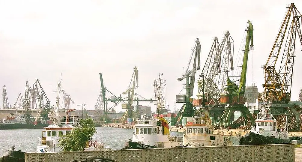 Почти изправиха авариралия кораб във Варна
