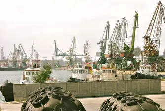 Почти изправиха авариралия кораб във Варна