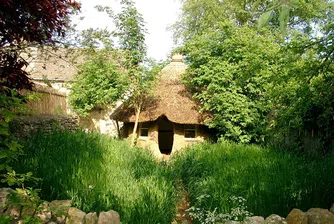 Екокъща в стил Хобитово само за 220 долара