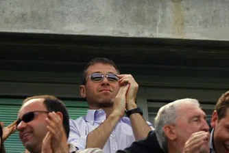 Абрамович слага лазери против снимки на гигантската си яхта