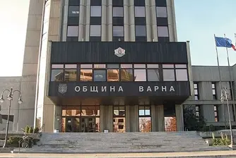 Жива верига блокира общината във Варна