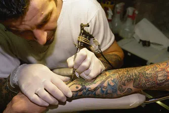 Внучка татуира 86-годишната си баба