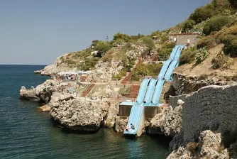 Тази красива водна пързалка е на четири нива и завършва в морето