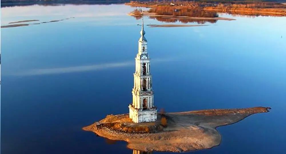 Кулата сред водата на Каляжин