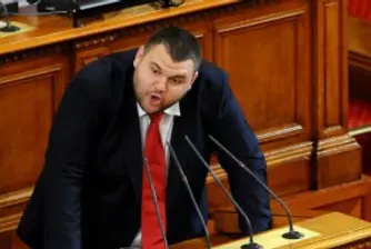 Пеевски, Местан и Чобанов атакуват 43 НС на по два фронта