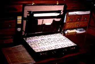 Камериер върна 50 хил. долара на разсеян клиент