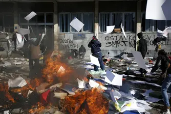 Палежи и погроми по време на протестите в Босна