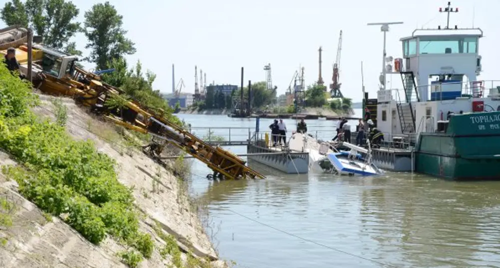 Паднал кран потопи катер край Русе