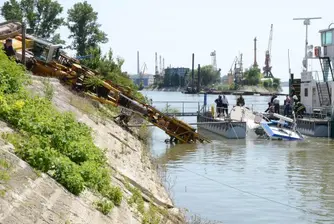 Паднал кран потопи катер край Русе