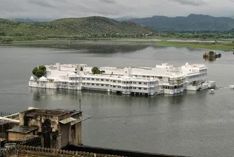 Дворецът на индийските махараджи: Плаващият Lake Palace