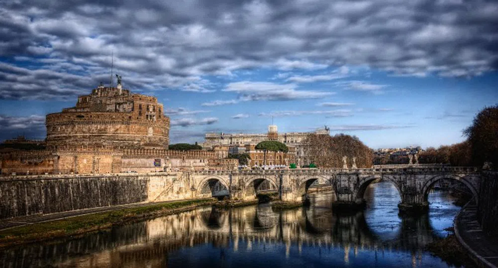 Майстори сринаха френски замък по погрешка