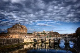 Майстори сринаха френски замък по погрешка