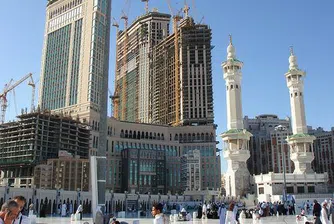 Гигантски часовник ще показва времето по Мека