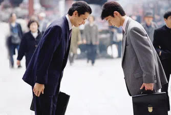 Невероятните приветствия в различните страни