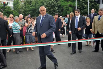 Рязането на лентички – поругаване на националния флаг?