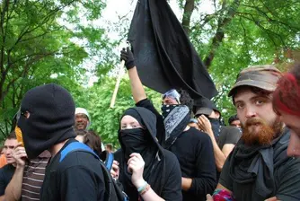 Протестиращите нахлуха в киргизкия парламент