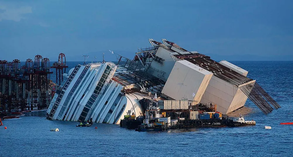 Изправиха Costa Concordia