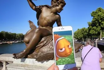 Той ползва iPhone, за да поставя въображаеми образи в реалността