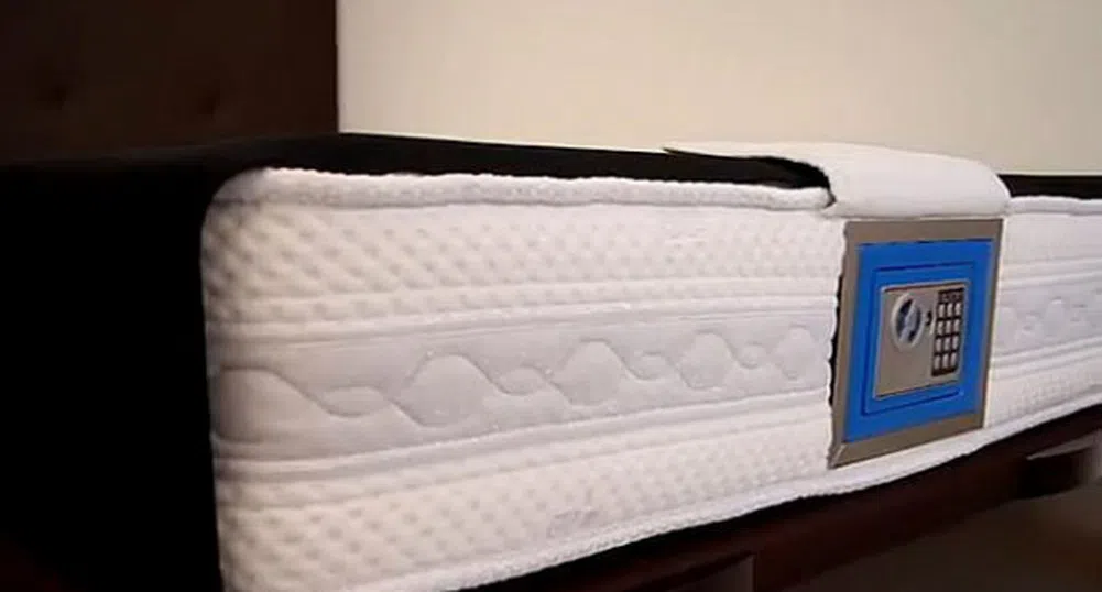 Матрак със сейф в отговор на кипърската криза
