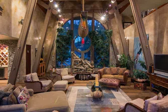 Къща за милиони с бар във водите на езеро