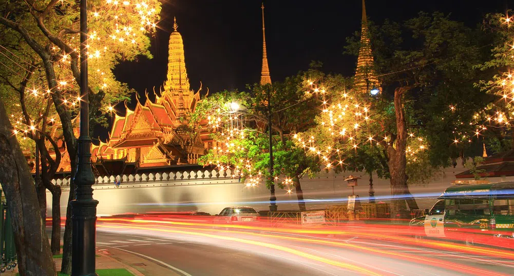 Как проститутките в Тайланд почитат паметта на починалия крал?