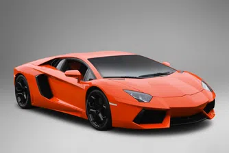 Превъртял милионер подарявал коли на непознати